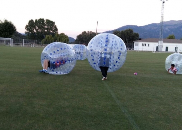 Jugando en bolas de plastico